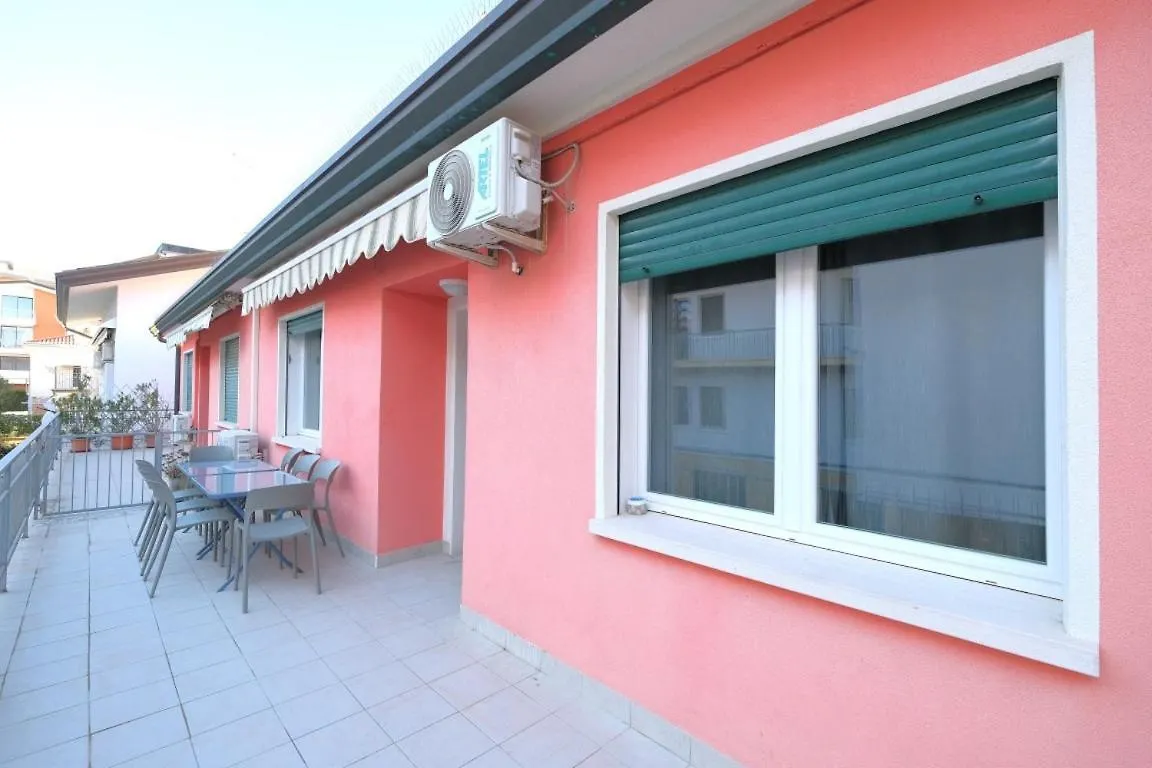 Casa Rossa Tre Camere In Centro Lido di Jesolo 0*,  Itálie